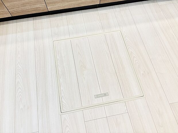 【その他設備(床下収納)】床下収納付き！日用品・非常用品の収納にも大活躍。