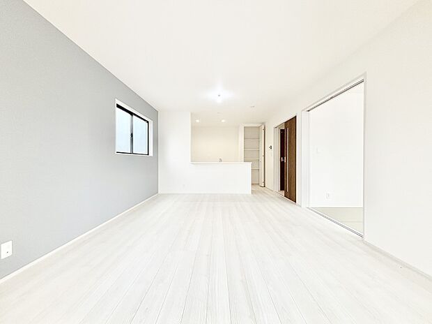 【リビングダイニング】明るい陽光が注ぎ、寛ぎの雰囲気に満たされるリビング・ダイニング。   