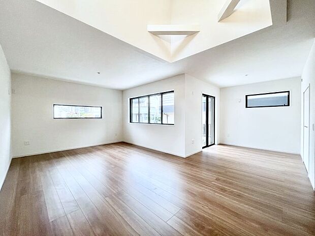 【リビングダイニング】リビング上部には吹抜けを採用。明るい陽光に包まれる空間で家族団らん!