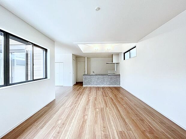 【ダイニング】家族の笑顔が自然と生まれてくる、そんな雰囲気のダイニングに仕上がっています。