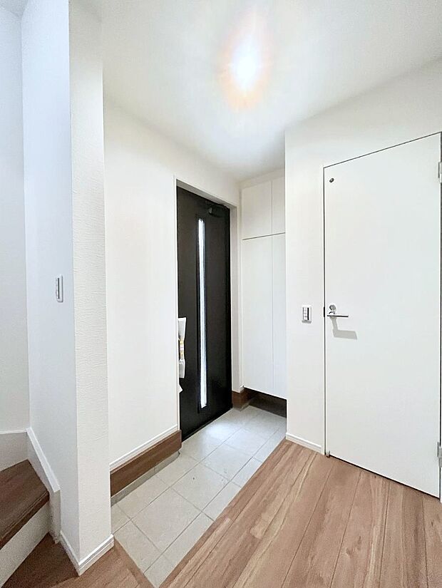 【玄関】家族の帰宅やお客様をあたたかく迎える玄関