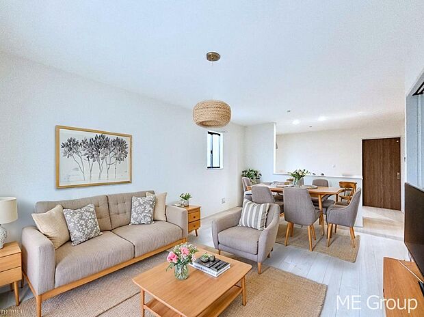 【リビング】ご家族の賑やかな話し声で包まれる明るいリビング ※家具はCGです