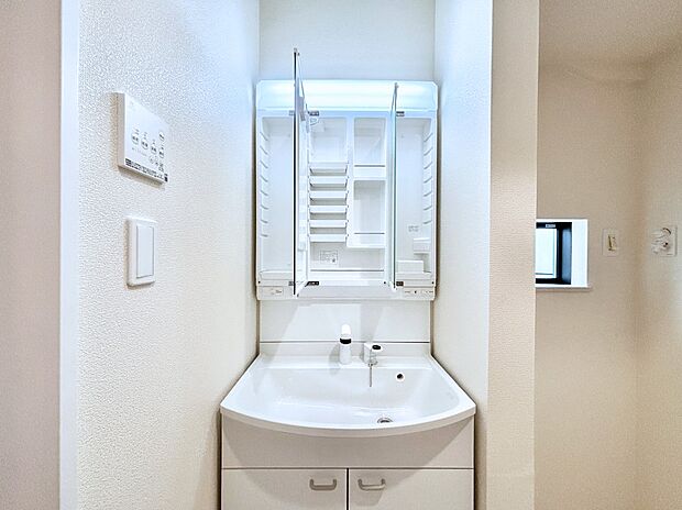 【その他設備(三面鏡裏収納)】三面鏡の裏に、化粧品や衛生用品などを収納可能。洗面台をすっきりと保ちます!