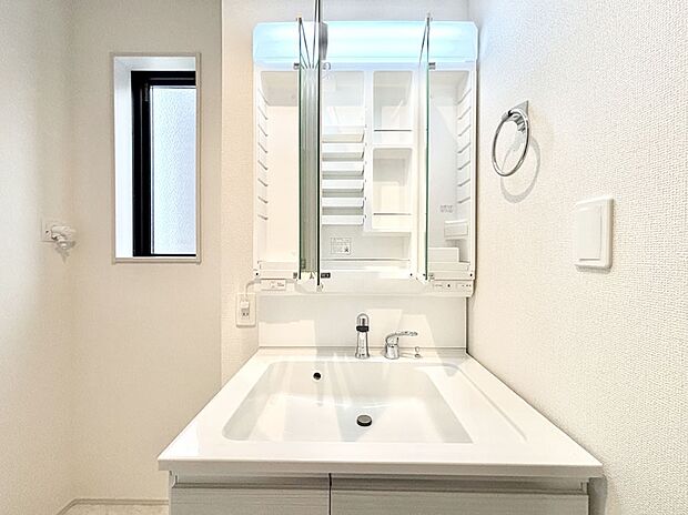 【その他設備(三面鏡裏収納)】三面鏡の裏に、化粧品や衛生用品などを収納可能。洗面台をすっきりと保ちます!