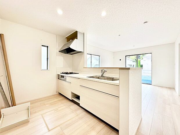 【ダイニングキッチン】料理をしながらご家族との会話を楽しめる対面カウンターキッチン