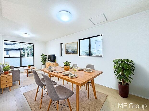 【リビング】プライバシーも守れる2階リビングは明るく開放感たっぷり！　※家具はCGです