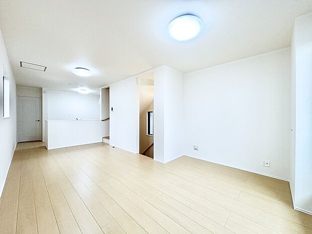 【リビングダイニング】「ただいま」「おかえり」家族とのコミュニケーションが深まるリビングイン階段。 