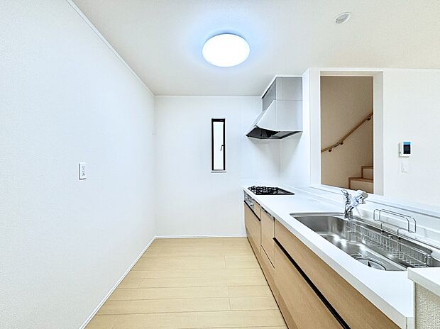 【ダイニングキッチン】爽やかな風が通り抜けるキッチン。窓があるので明るく換気にも役立ちます。