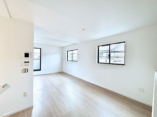 【リビングダイニング】大きな窓からたっぷりの陽光と風を感じられるリビング