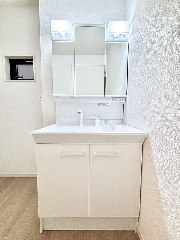 【洗面台・洗面所】大きく見やすい三面鏡で清潔感ある洗面台は、身だしなみチェックや肌のお手入れにおすすめです。