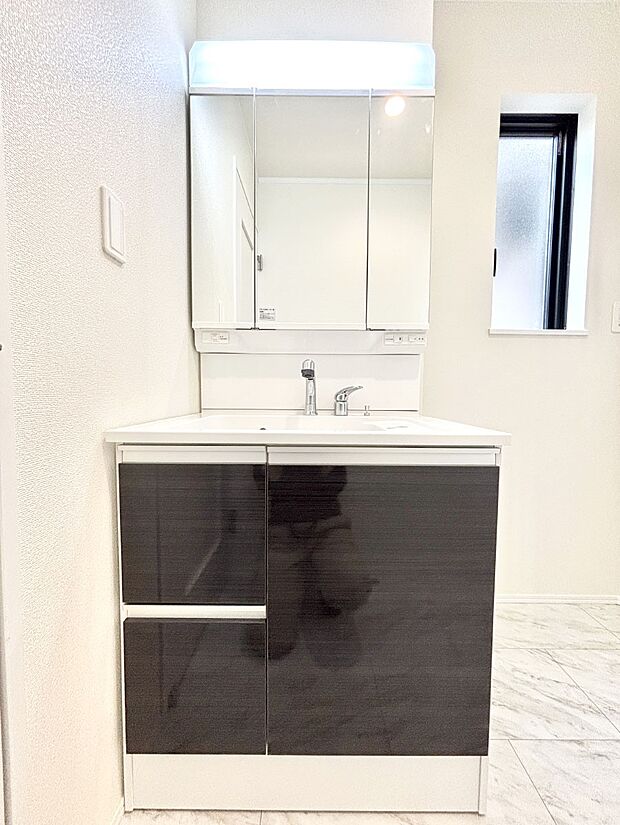 【洗面台・洗面所】大きく見やすい三面鏡で清潔感ある洗面台は、身だしなみチェックや肌のお手入れにおすすめです。