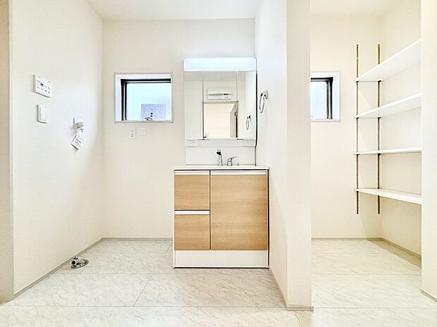 【洗面台・洗面所】スタイリングに便利な三面鏡、ミラーキャビネットで細かい物スッキリ