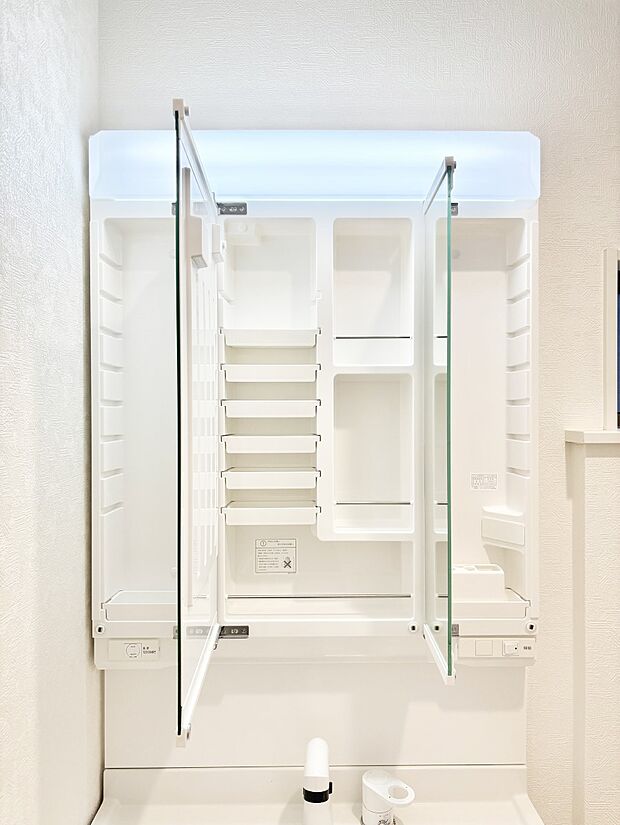 【その他設備(三面鏡裏収納)】三面鏡の裏に、化粧品や衛生用品などを収納可能。洗面台をすっきりと保ちます!