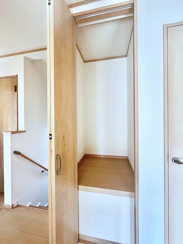 【その他設備(廊下収納)】廊下収納。掃除道具や季節の小物を収納することができます。