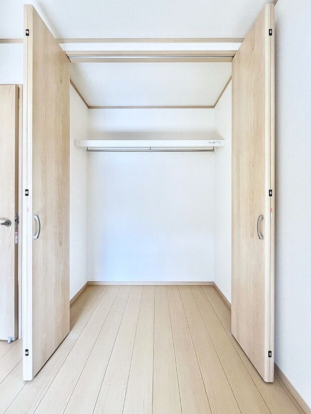 【その他設備(クローゼット)】洋室クローゼット。奥行きがあるので厚手の衣類もすっきり収まります。
