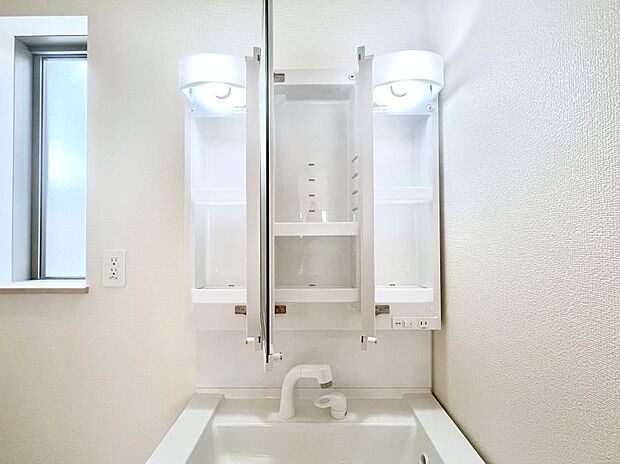 【その他設備(三面鏡裏収納)】三面鏡の裏に、化粧品や衛生用品などを収納可能。洗面台をすっきりと保ちます！