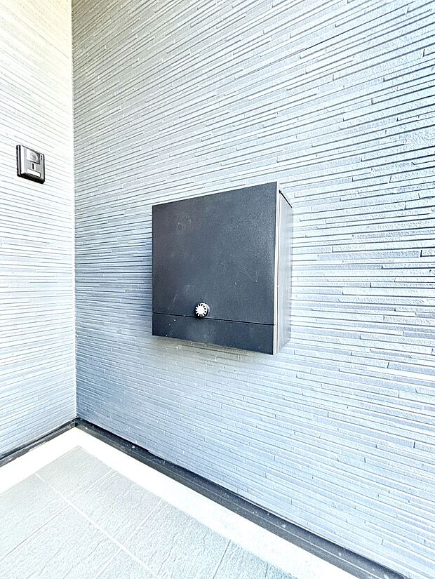 【その他現地】シンプルデザインのポスト。