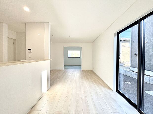 【ダイニング】大きな窓からたっぷりの陽光と風を感じられるリビング