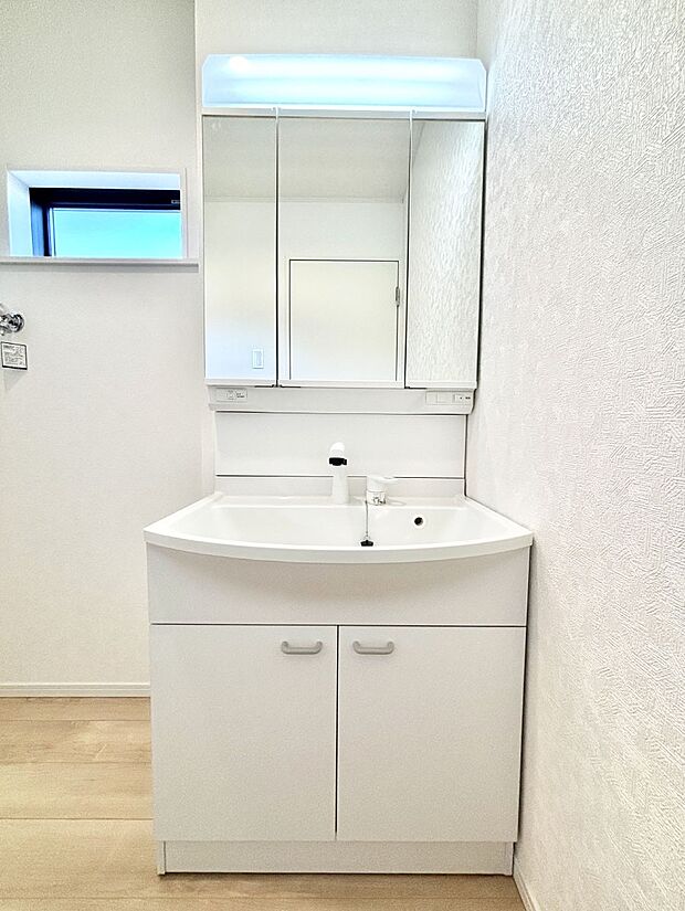 【洗面台・洗面所】大きく見やすい三面鏡で清潔感ある洗面台は、身だしなみチェックや肌のお手入れにおすすめです。