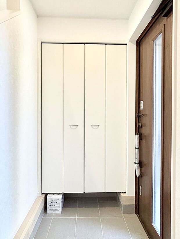 【その他設備(シューズボックス)】たっぷり収納できるシューズボックスで家族全員の靴も、玄関すっきり。