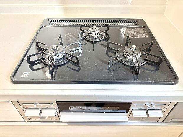 【その他設備(Siセンサーコンロ)】ガスコンロはSiセンサー搭載。火力調節や焦げ付き・消し忘れも防いでくれます。