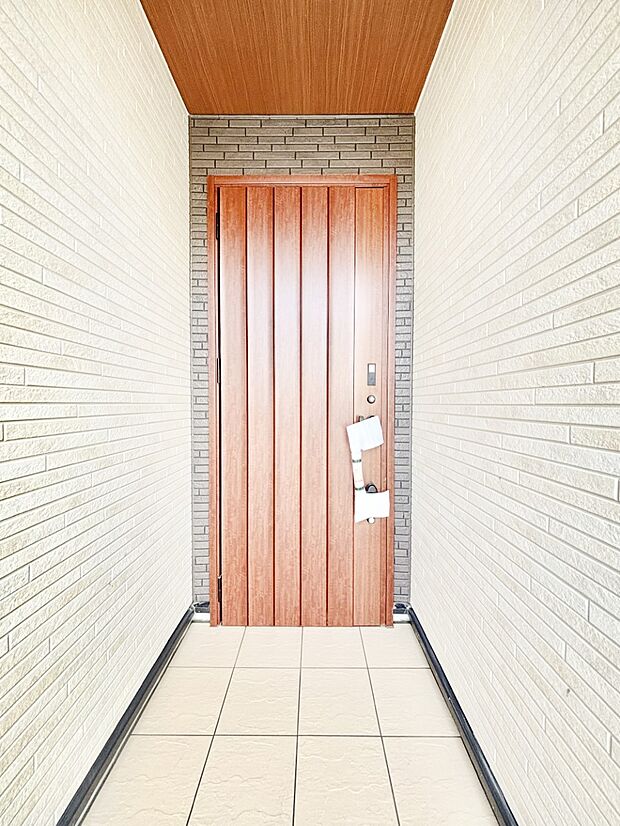 【玄関】住まいの顔を演出する、玄関ドア。