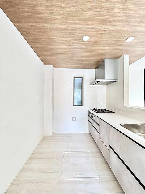 【ダイニングキッチン】爽やかな風が通り抜けるキッチン。窓があるので明るく換気にも役立ちます。