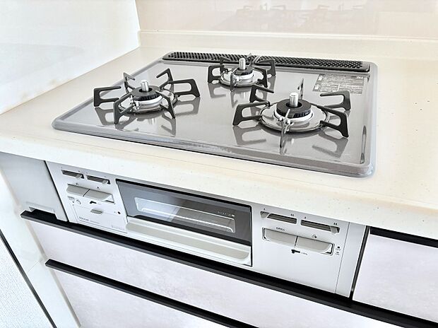 【その他設備(Siセンサーコンロ)】ガスコンロはSiセンサー搭載。火力調節や焦げ付き・消し忘れも防いでくれます。