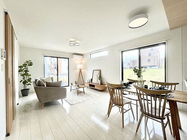 【リビング】ご家族の賑やかな話し声で包まれる明るいリビング