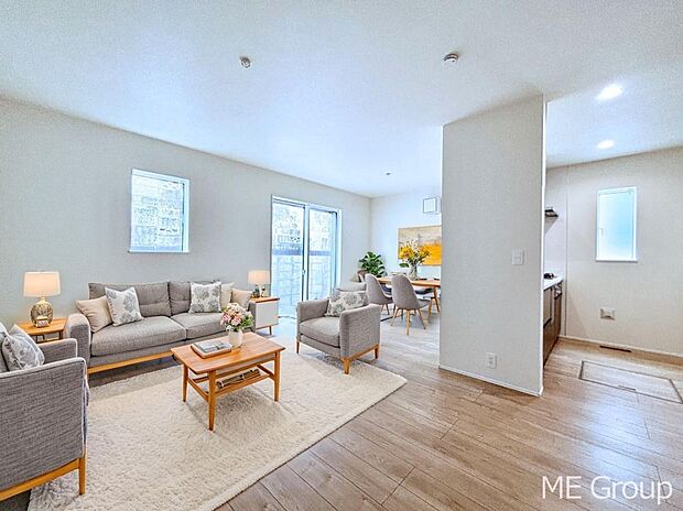 【リビング】ご家族の賑やかな話し声で包まれる明るいリビング ※家具はCGです