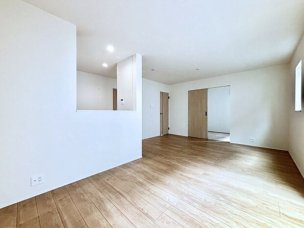 【ダイニング】家族の笑顔が自然と生まれてくる、そんな雰囲気のダイニングに仕上がっています。