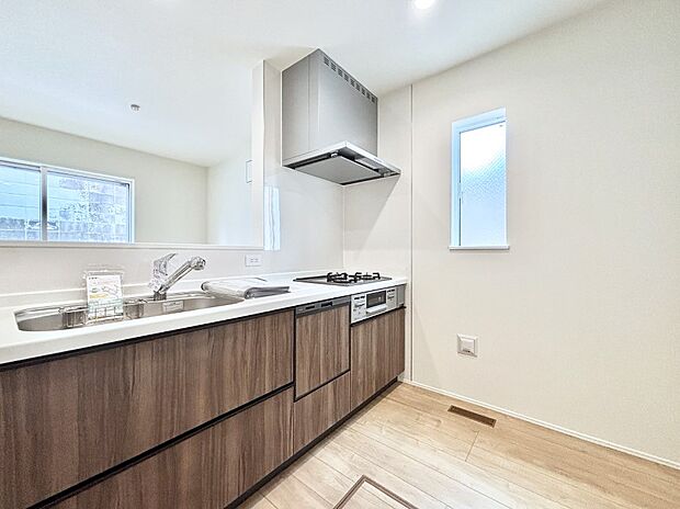 【ダイニングキッチン】爽やかな風が通り抜けるキッチン。窓があるので明るく換気にも役立ちます。