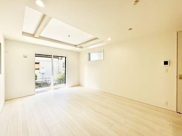 【リビングダイニング】大きな窓からたっぷりの陽光と風を感じられるリビング