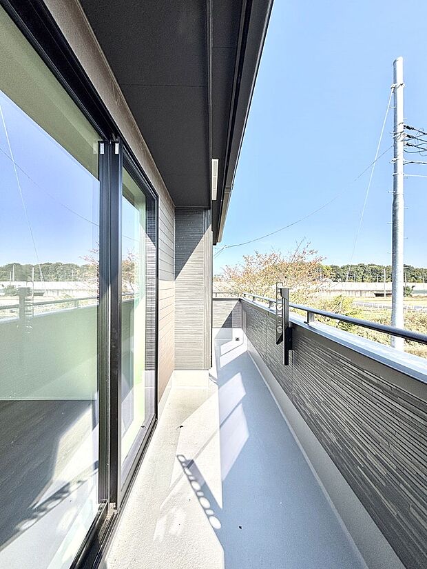 【バルコニー】暖かな陽光が降り注ぐバルコニーはお洗濯におすすめ。爽やかな風も心地よいです。