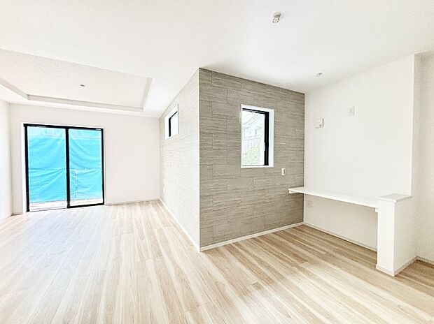 【リビングダイニング】大きな窓からたっぷりの陽光と風を感じられるリビング