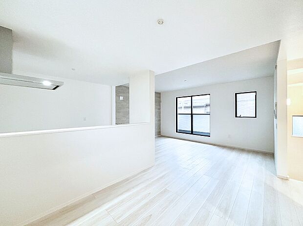 【リビングダイニング】明るい2階リビング！外からの視線をシャットアウトして家族のプライバシーを守ります。