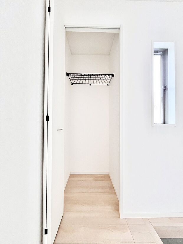 【その他設備(収納)】掃除用具や生活雑貨の保管に便利な廊下収納