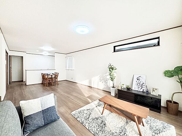 【ダイニング】家族の笑顔が自然と生まれてくる、そんな雰囲気のダイニングに仕上がっています 