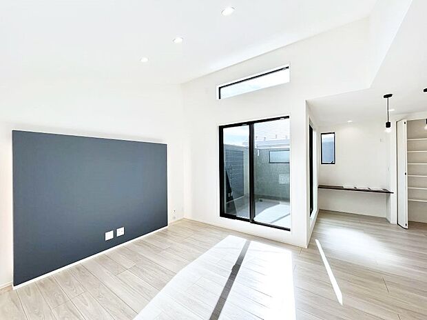 【リビングダイニング】アクセントクロスがお洒落なリビング。家族でのんびりくつろげる広々スペース。