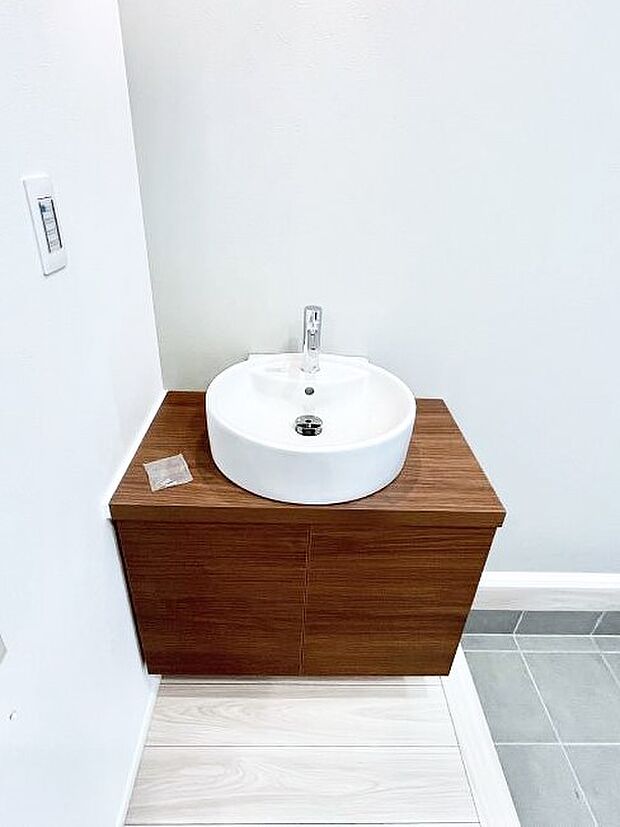 【その他設備(セカンド洗面台)】1階玄関ホールのセカンド洗面台。帰ってきてすぐにうがい手洗いが可能!