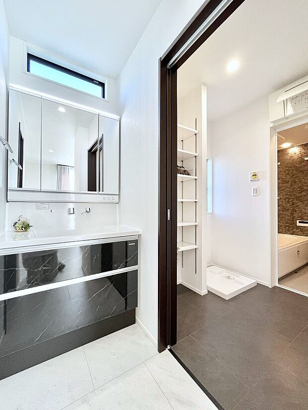 【洗面台・洗面所】大きく見やすい三面鏡で清潔感ある洗面台は、身だしなみチェックや肌のお手入れにおすすめです。