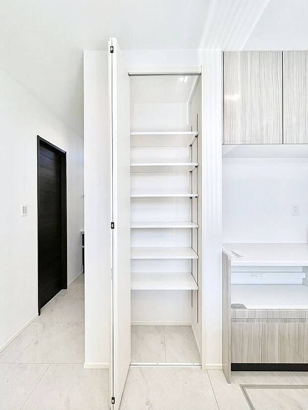 【その他設備(パントリー)】キッチンにはパントリー!食材のストックはもちろん、日用品の収納など使い方はいろいろ!