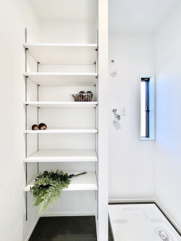 【その他設備(リネンスペース)】便利なリネン庫で、スッキリした使いやすい洗面室に