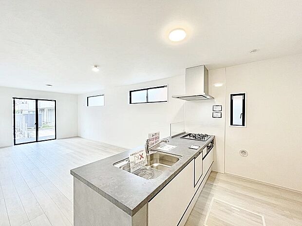 【ダイニングキッチン】カウンター越しに楽しいおしゃべり。いつものお料理がもっと美味しくなりそうですね。