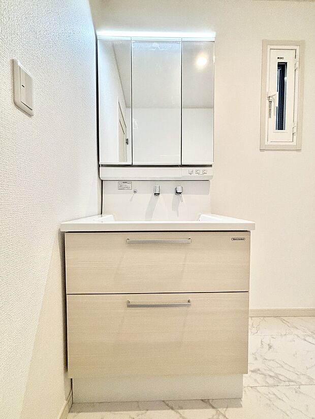 【洗面台・洗面所】大きく見やすい三面鏡で清潔感ある洗面台は、身だしなみチェックや肌のお手入れにおすすめです。