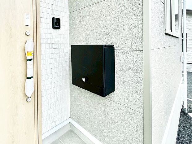 【その他現地】シンプルデザインのポスト。