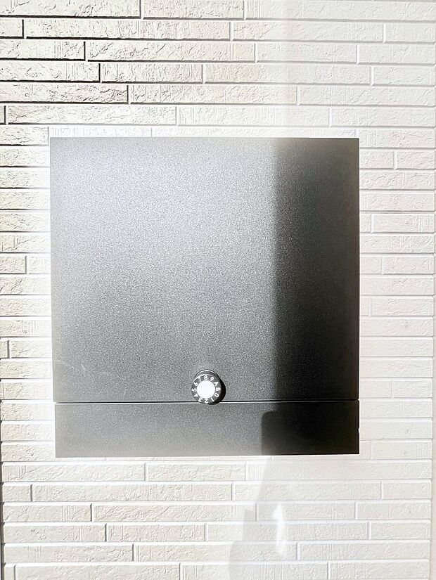 【その他現地】シンプルデザインのポスト。