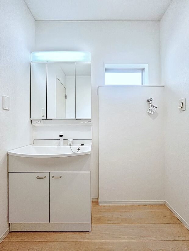 【洗面台・洗面所】清潔感のある快適空間です。毎日の身支度も気持ち良くお使い頂けます。