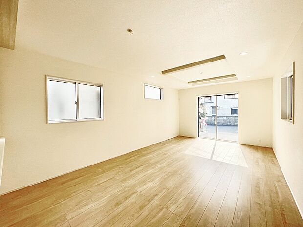 【リビングダイニング】大きな窓からたっぷりの陽光と風を感じられるリビング