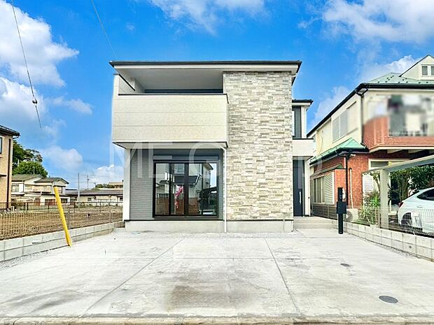 【現地外観写真】暮らしやすさと居心地の良さにこだわったシンプルで飽きのこないデザイン !